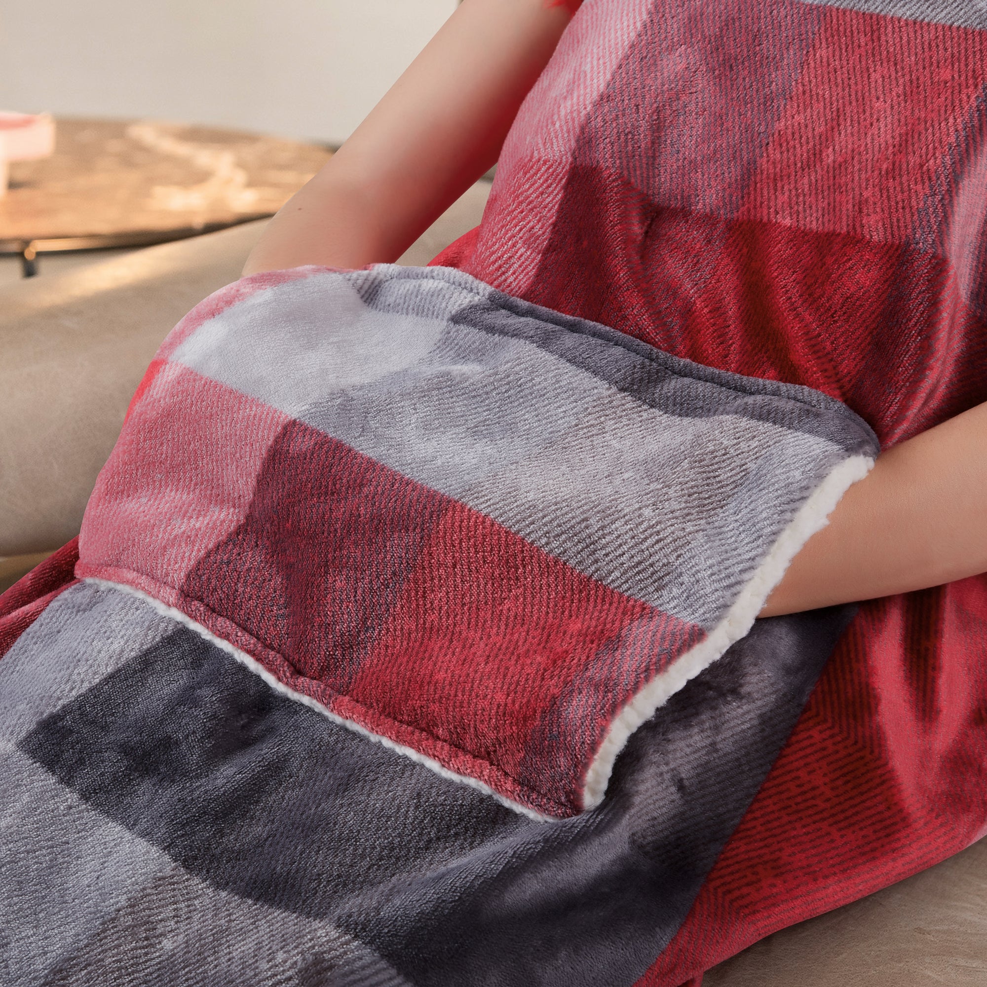 imetec-caldoplaid-adapto-velvet-tartan-heated-blanket-with-hand-and-foot-pocket- image 4