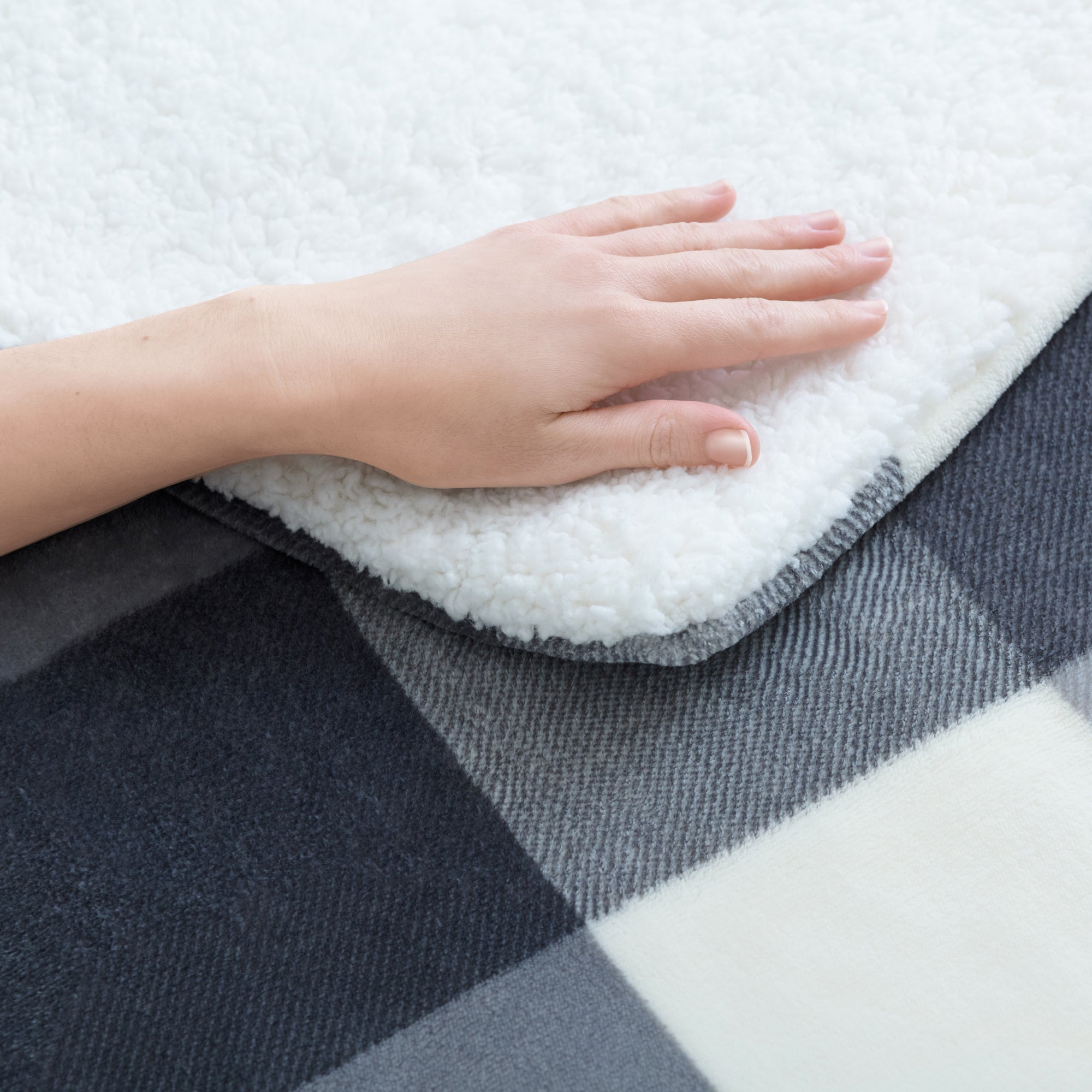 imetec-caldoplaid-adapto-heizdecke-160x120-cm-tartan-grau-mit-sherpa-innenseite- image 3