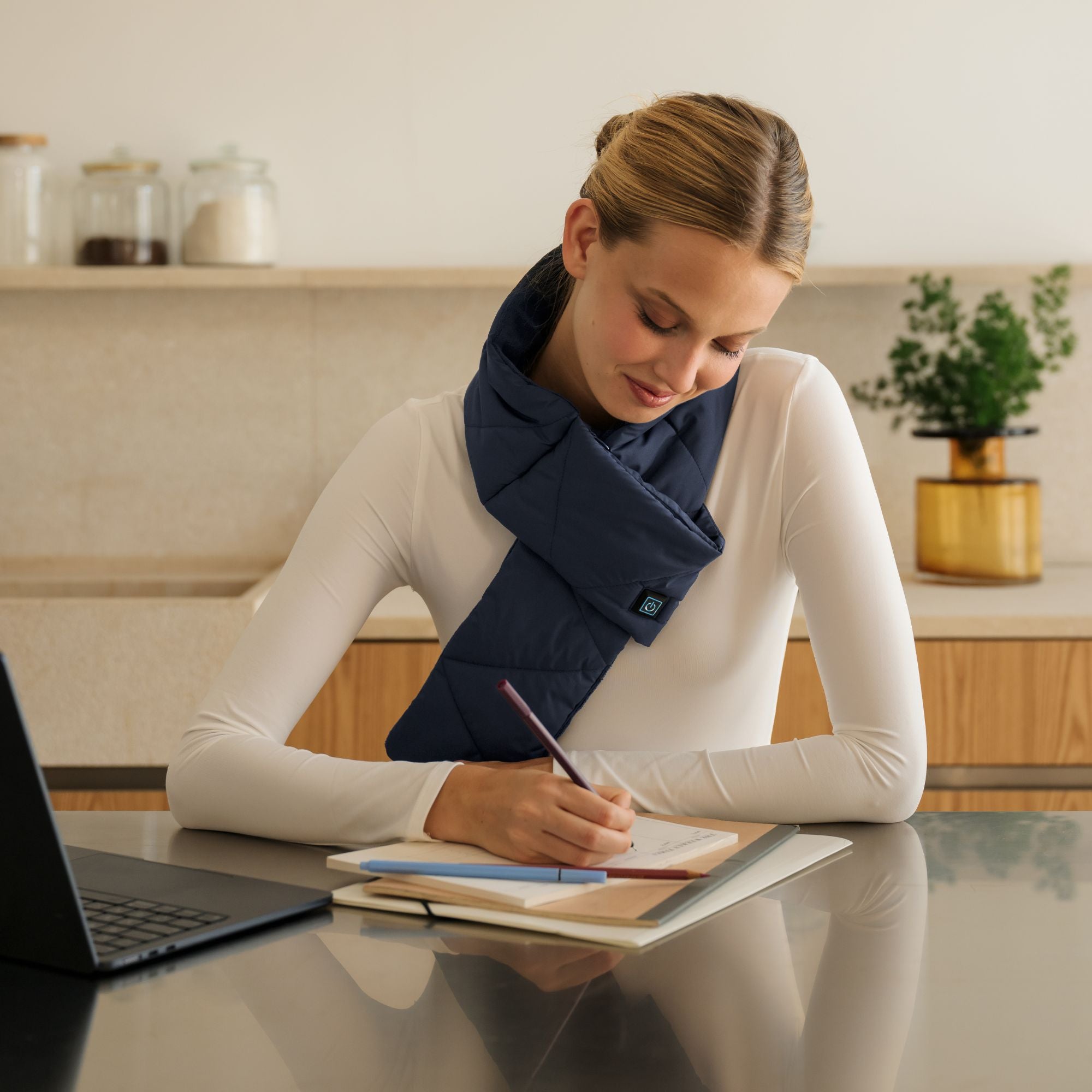 imetec-cordless-heat-on-the-go-puffer-scarf-kabelloser-beheizbarer-puffer-schal- image 3